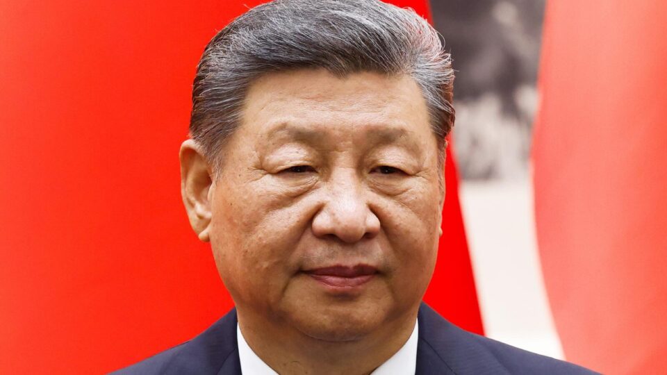 China reduz meta de crescimento econômico e reforça tom militar contra Taiwan