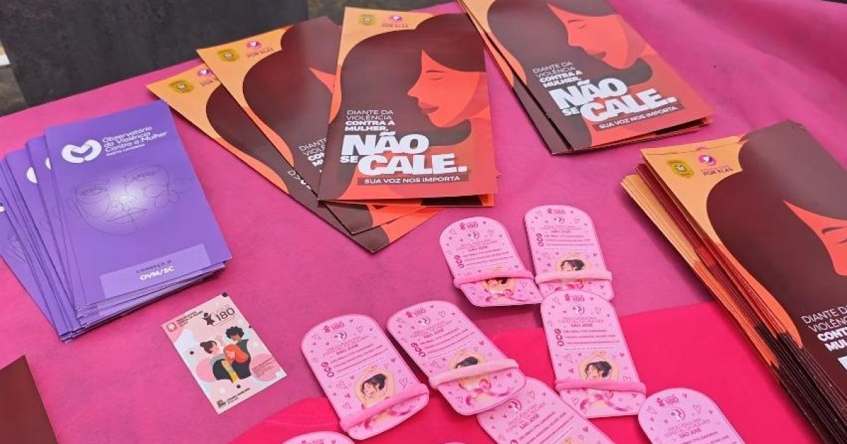 Procuradoria da Mulher da Câmara Municipal de São José vai às ruas em ação alusiva ao Outubro Rosa
